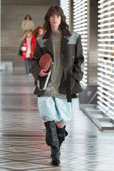 Look 11